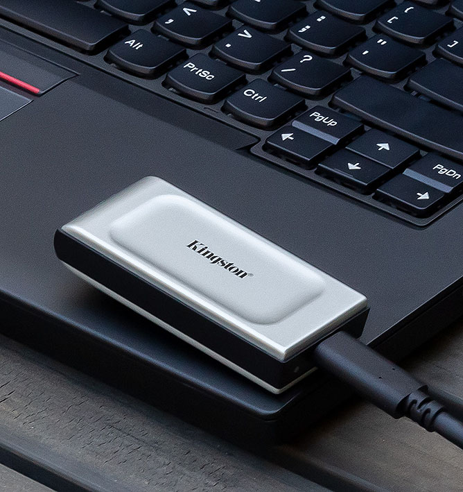 XS2000 Lifestyle images XS2000 Mac PC Laptop 3 1080x1920 13 10 2021 19 29 - İnceleme: Kingston XS2000 Taşınabilir SSD