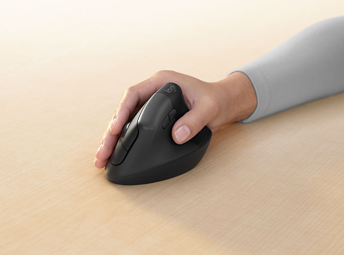 1661500186 1650366362 High Resolution PNG LIFT Hand LIFE BOB Graphite Wide Crop - Logitech Lift Vertical Ergonomik Kablosuz Mouse