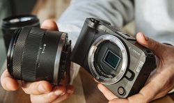 1743765910_R50V_Ambient_Rick_Attaching_Lens_Wooden_Surface_625366 Canon EOS R50 V